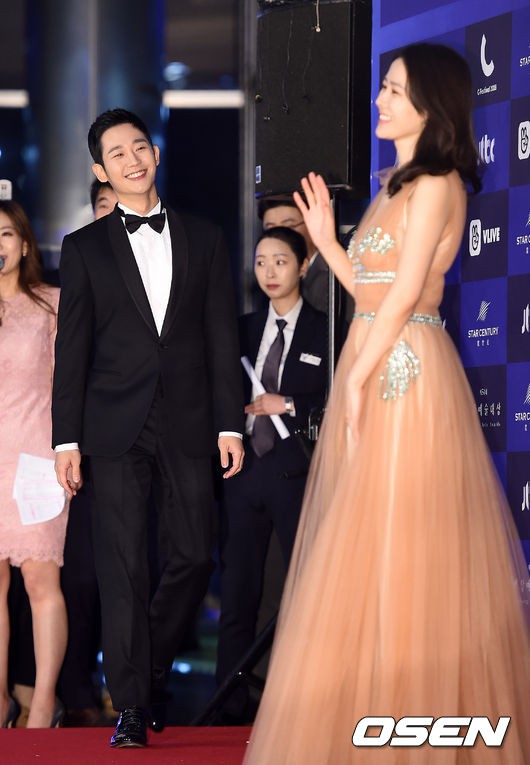 Thảm đỏ Baeksang 2018: Ngập tràn mỹ nhân, Chị Đẹp Son Ye Jin tình tứ nắm tay trai trẻ